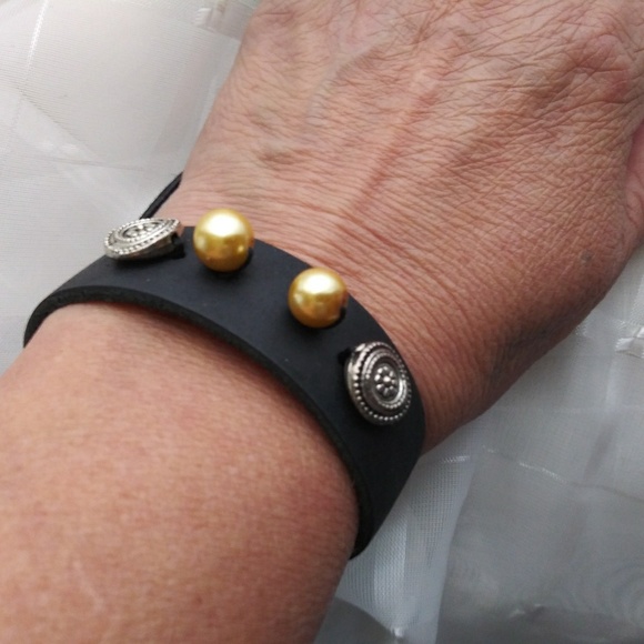 Soft leather cuff bracelet - Picture 7 of 7